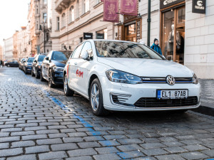 Elektroauta budou v Praze dál parkovat zdarma, radní se neshodli na nových pravidlech