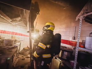VIDEO: Ve Vršovicích hořela kuchyň restaurace, škoda je půl milionu