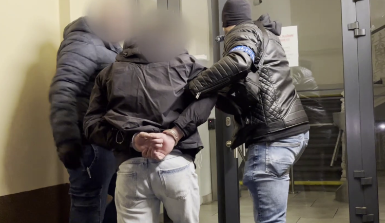 Policie muže zadržela.