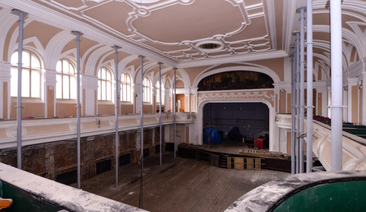 Záchrana silně zchátralého Pekla napadeného dřevomorkou jde do další fáze. Město vypíše architektonickou soutěž