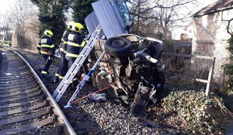 V Praze srazil vlak na přejezdu auto, tři lidi z něj museli vyprostit