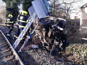 VIDEO: V Praze srazil vlak na přejezdu auto, tři zraněné z něj museli vyprostit