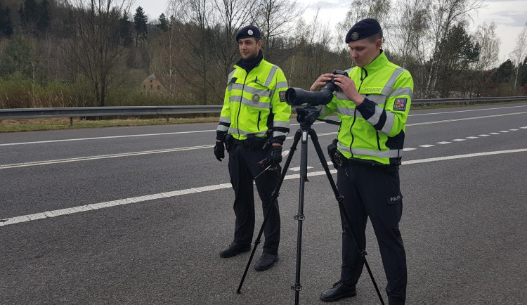 Na silnice vyrazili policisté se speciálními dalekohledy, jež dohlédnou na kilometr daleko. Provinilci neměli šanci