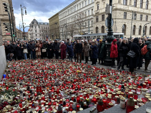 Výročí tragické střelby na Filozofické fakultě si lidé připomenou mší a koncertem. Zúčastní se o prezident