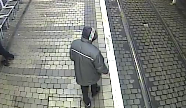 Muž je zřejmě bezdomovec, který jezdí nočními linkami.