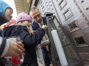 Skauti dovezli na Novou radnici tradiční Betlémské světlo