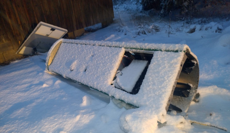 Neznámí řidiči při driftování na zasněženém šumavském parkovišti zdemolovali parkovací automat a ujeli