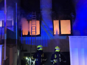 VIDEO: Od prskavky vyhořel v Praze celý rodinný dům, škoda je v milionech