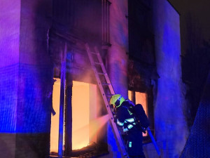 VIDEO: Od prskavky vyhořel v Praze celý rodinný dům, škoda je v milionech