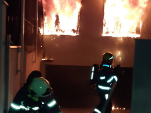 VIDEO: Od prskavky vyhořel v Praze celý rodinný dům, škoda je v milionech