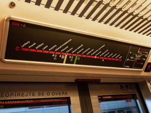 Praha vymění ve všech vozech metra současné cedule se schématy linek