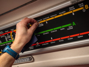 Praha vymění ve všech vozech metra současné cedule se schématy linek