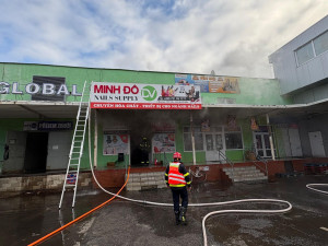 VIDEO: Výbuch pyrotechniky v bytě, požár v Sapě a zase ty prskavky. Pražští hasiči klidné Vánoce neměli