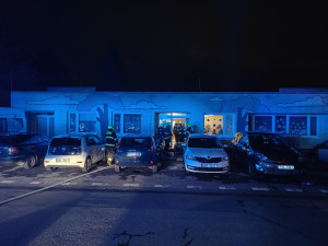 VIDEO: Výbuch pyrotechniky v bytě, požár v Sapě a zase ty prskavky. Pražští hasiči klidné Vánoce neměli