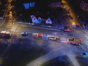 VIDEO: Výbuch pyrotechniky v bytě, požár v Sapě a zase ty prskavky. Pražští hasiči klidné Vánoce neměli