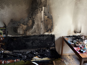 VIDEO: Výbuch pyrotechniky v bytě, požár v Sapě a zase ty prskavky. Pražští hasiči klidné Vánoce neměli