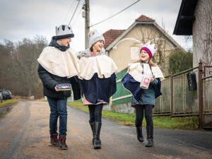 Tříkrálová sbírka slaví 25. narozeniny. Městy i vesnicemi budou procházet tisíce koledníků