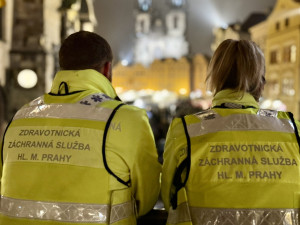 Tisíc volání na tísňovou linku, třicet požárů kvůli pyrotechnice, tři stovky výjezdů sanitek. Pražští policisté, hasiči a záchranáři se na Silvestra nezastavili