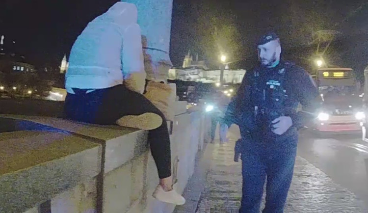 Mladá matka chtěla kvůli problémům skočit z mostu.