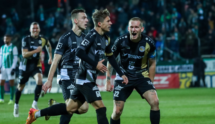 Vánoční prázdniny končí, Votroci se vrací na trávník