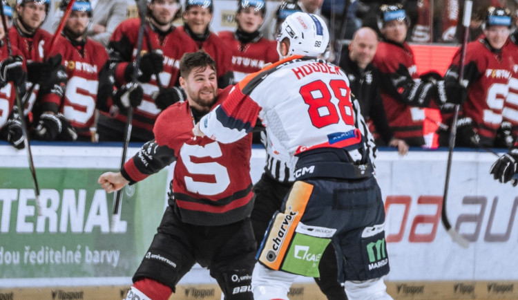 Hokejisté Sparty porazili i potřetí v sezoně Pardubice, rozhodli v přesilovkách