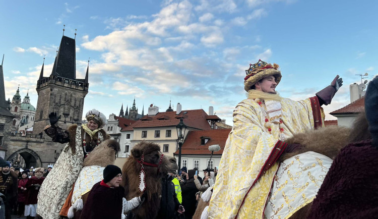 Tři králové na velbloudech prošli Prahou. Průvod každoročně upozorňuje na charitativní sbírku