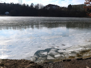 Pozor na zamrzlé vodní plochy. Hasiči varují před vstupem na tenký led