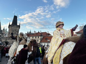 Tři králové na velbloudech prošli Prahou. Průvod každoročně upozorňuje na charitativní sbírku