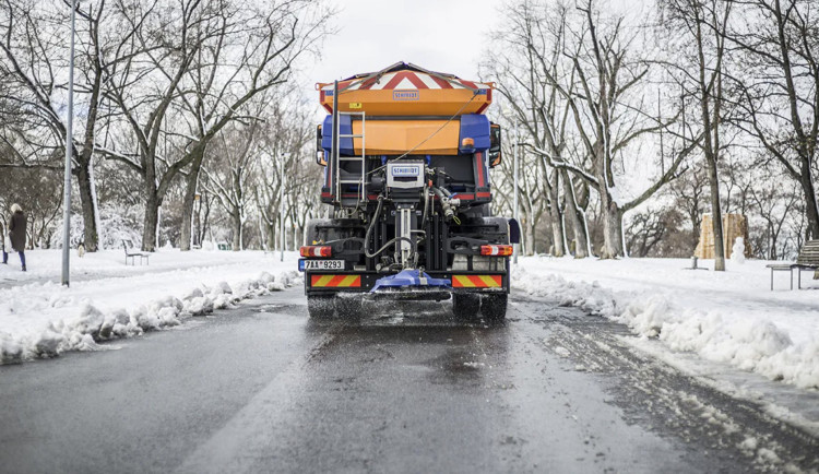 Sněžení, mrznoucí déšť a silná ledovka. Meteorologové varují před nedělním počasím