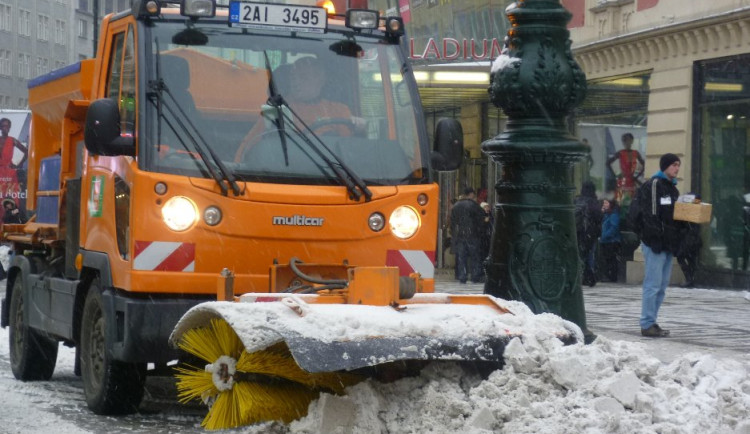 Nepříznivé počasí ovlivňuje dopravu. Pražské letiště dočasně zastavilo provoz