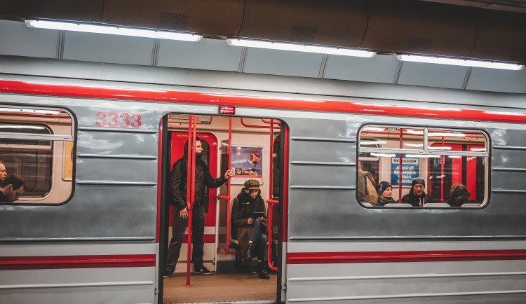 Kvůli výpadku proudu nejezdilo dvě hodiny metro mezi Skalkou a Hostivaří