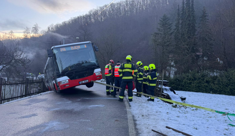 V Radotíně sjel autobus kvůli ledovce do příkopu, musí ho vytáhnout hasiči