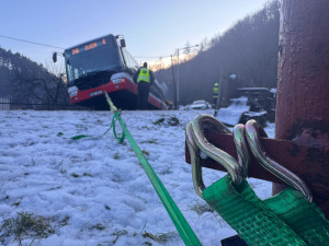 V Radotíně sjel autobus kvůli ledovce do příkopu, museli ho vytáhnout hasiči