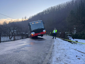V Radotíně sjel autobus kvůli ledovce do příkopu, museli ho vytáhnout hasiči