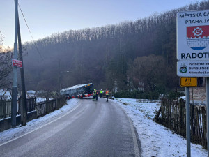 V Radotíně sjel autobus kvůli ledovce do příkopu, museli ho vytáhnout hasiči