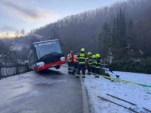 V Radotíně sjel autobus kvůli ledovce do příkopu, museli ho vytáhnout hasiči