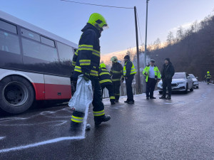 V Radotíně sjel autobus kvůli ledovce do příkopu, museli ho vytáhnout hasiči