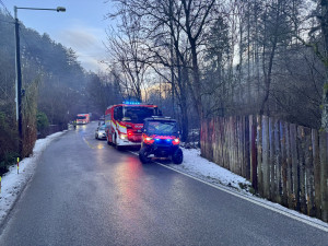 V Radotíně sjel autobus kvůli ledovce do příkopu, musí ho vytáhnout hasiči