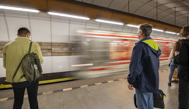 Ve stanici Národní třída spadl člověk pod metro, provoz je zastaven