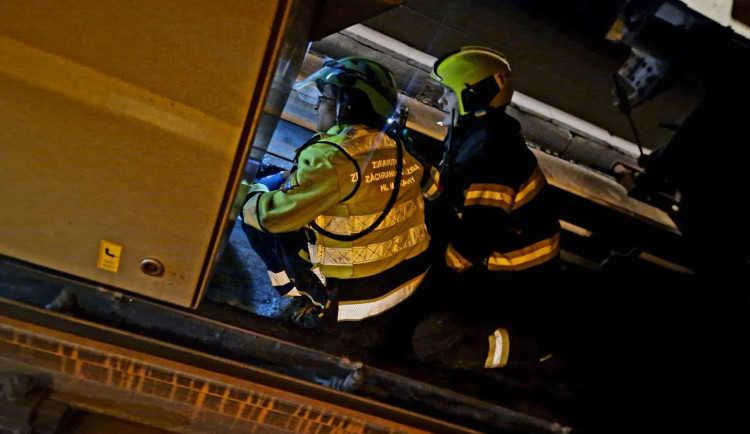 Ve stanici Národní třída spadl člověk pod metro, provoz je zastaven