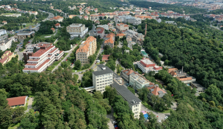 Případ záměny pacientek, který skončil na Bulovce potratem, policie odložila