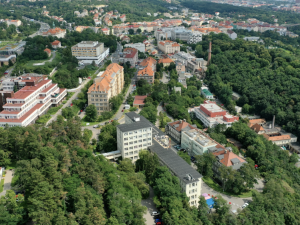 Případ záměny pacientek, který skončil na Bulovce potratem, policie odložila