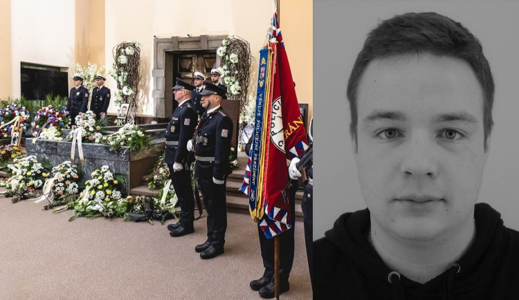 Policisté se poctami rozloučili se svým kolegou. Tragicky zahynul během výkonu služby při nehodě na D5