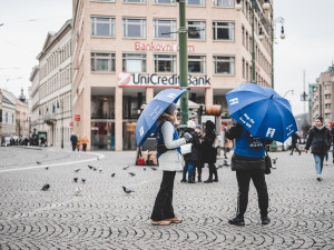 Konec falešných sbírek v centru. Praha zasáhla proti deštníkářům