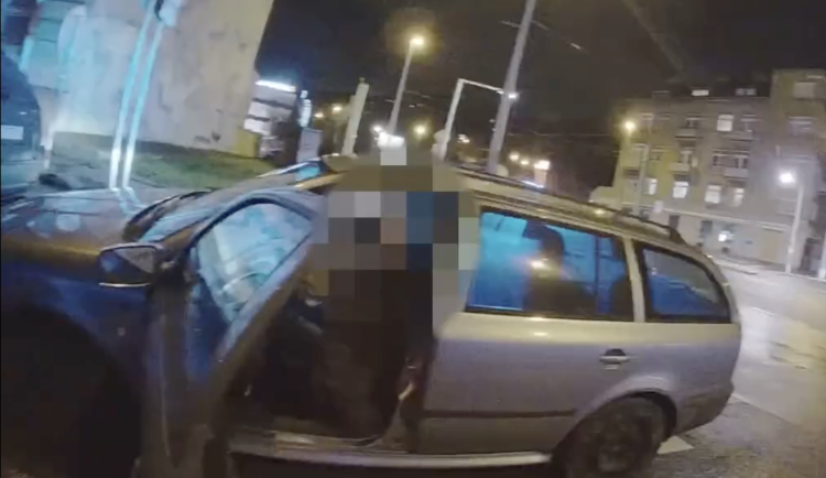 Žena zastavila na přechodu pro chodce.