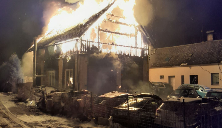 Silnice na Frýdlant je po požáru stodoly a zásahu hasičů již průjezdná