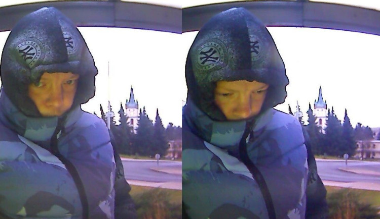 Neznámý muž vybíral peníze z cizí platební karty, kterou našel i s doklady majitele. Teď po něm pátrá policie