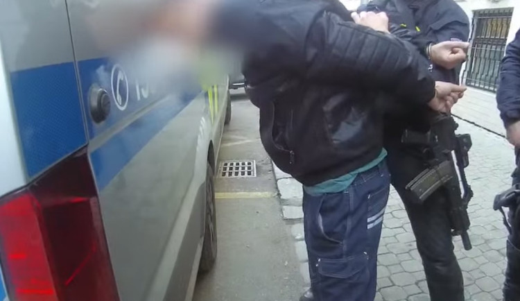 Muž vyhrožoval střelbou na právnické fakultě, tvrdil že zabil svou partnerku a má u sebe samopal. V poutech byl do 15 minut