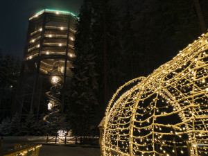 Stezka korunami stromů na Lipně zažije magické osvětlení