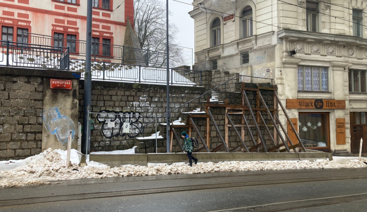 Opěrná zeď a schodiště v Rumunské ulici u zámku budou opraveny do konce letních prázdnin